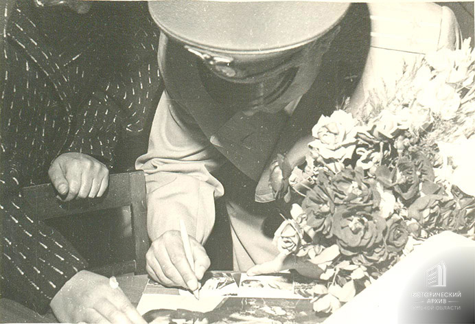 Ю.А.Гагарин раздает автографы омичам