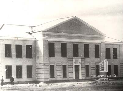 Здание первой школы на целине
