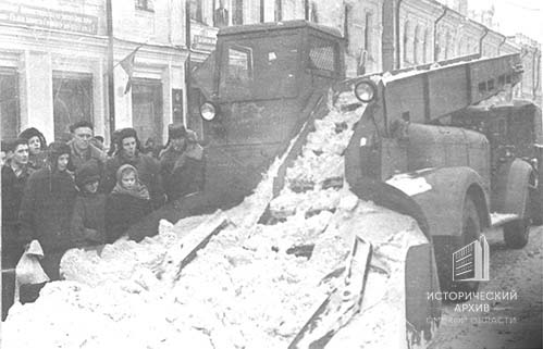 Первый снегоуборочный комбайн на улице Ленина