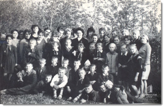 Герой Советского Союза М.И. Долина с учителями и учащимися школы