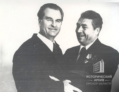 С.И. Манякин (справа) и директор шинного завода