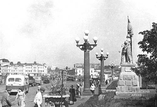 Улица Ленина, на переднем плане справа памятник борцам революции